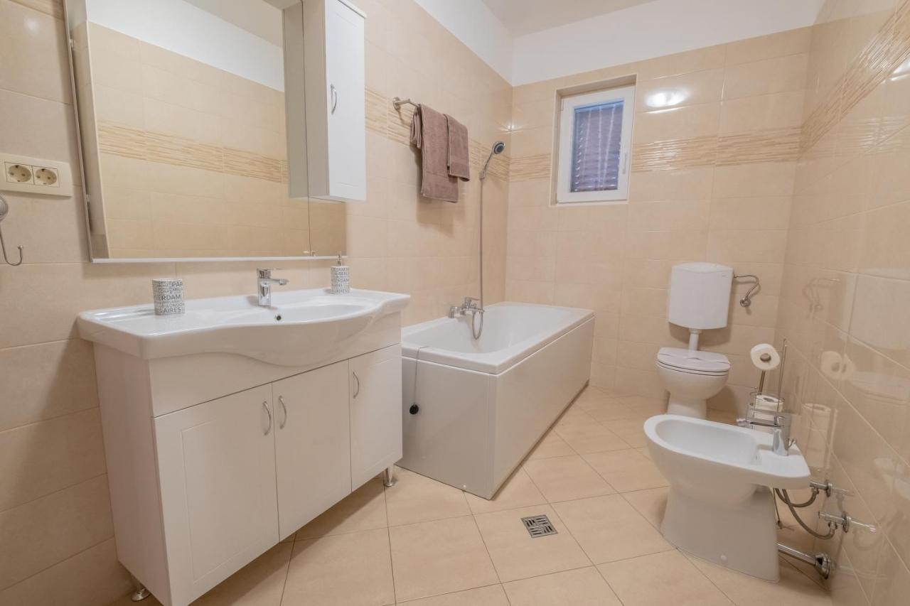 Amazing 4 Bedroom Villa With Swimming Pool And Wifi, Family Frendly Tribalj  Exterior foto