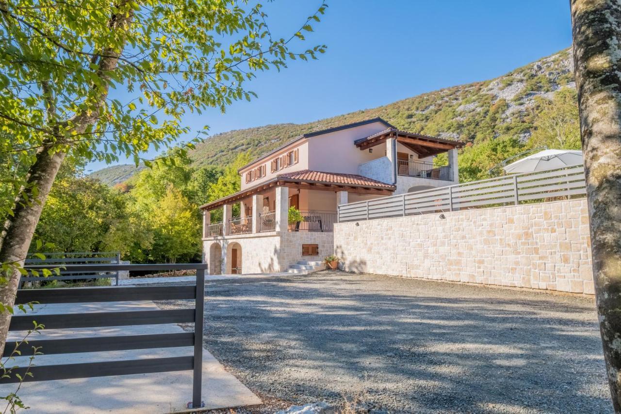 Amazing 4 Bedroom Villa With Swimming Pool And Wifi, Family Frendly Tribalj  Exterior foto