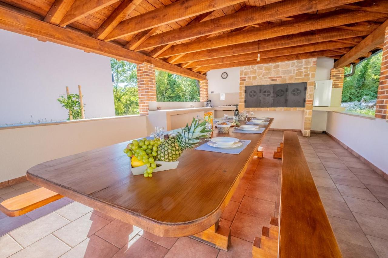 Amazing 4 Bedroom Villa With Swimming Pool And Wifi, Family Frendly Tribalj  Exterior foto